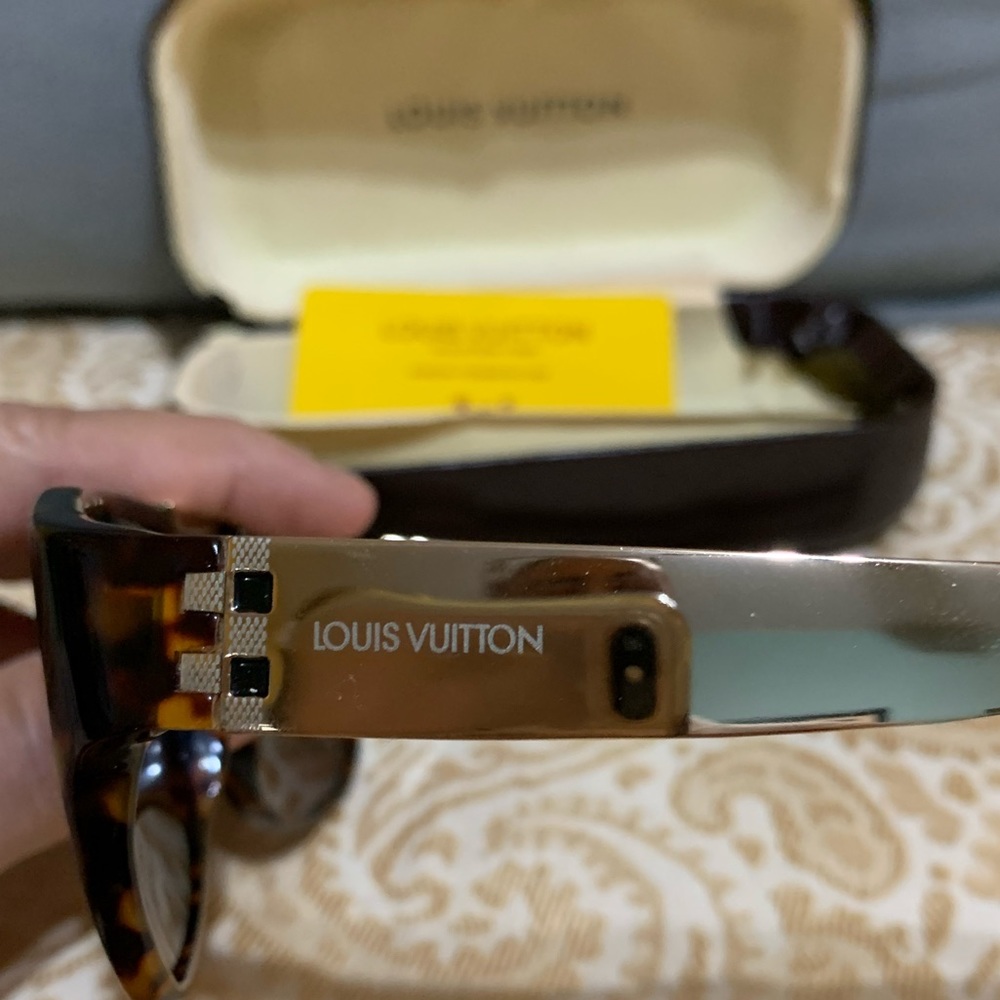 Authentic Louis Vuitton Attirance Sunglasses - Picture 6 of 9